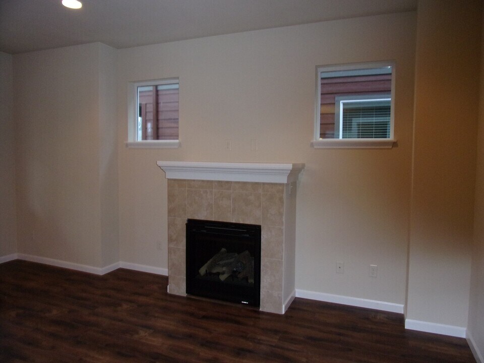 1076 Front Ave NE in Albany, OR - Building Photo