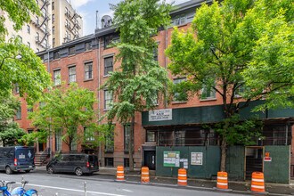 7 E 9th St in New York, NY - Building Photo - Building Photo