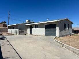 933 Elizabeth St in Barstow, CA - Building Photo