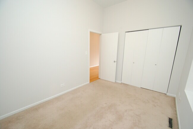 711 N Hoyne Ave, Unit 1n in Chicago, IL - Building Photo - Building Photo