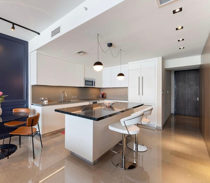 88 SW 7th St, Unit 1705 in Miami, FL - Building Photo