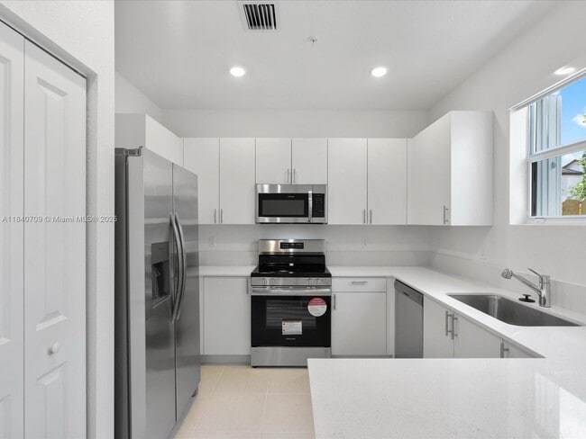 106 SW 184th Pl in Pembroke Pines, FL - Foto de edificio - Building Photo