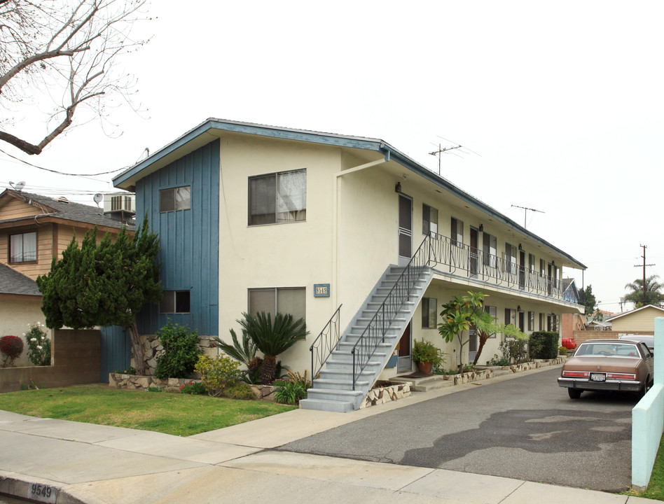 9549 Mayne St in Bellflower, CA - Foto de edificio