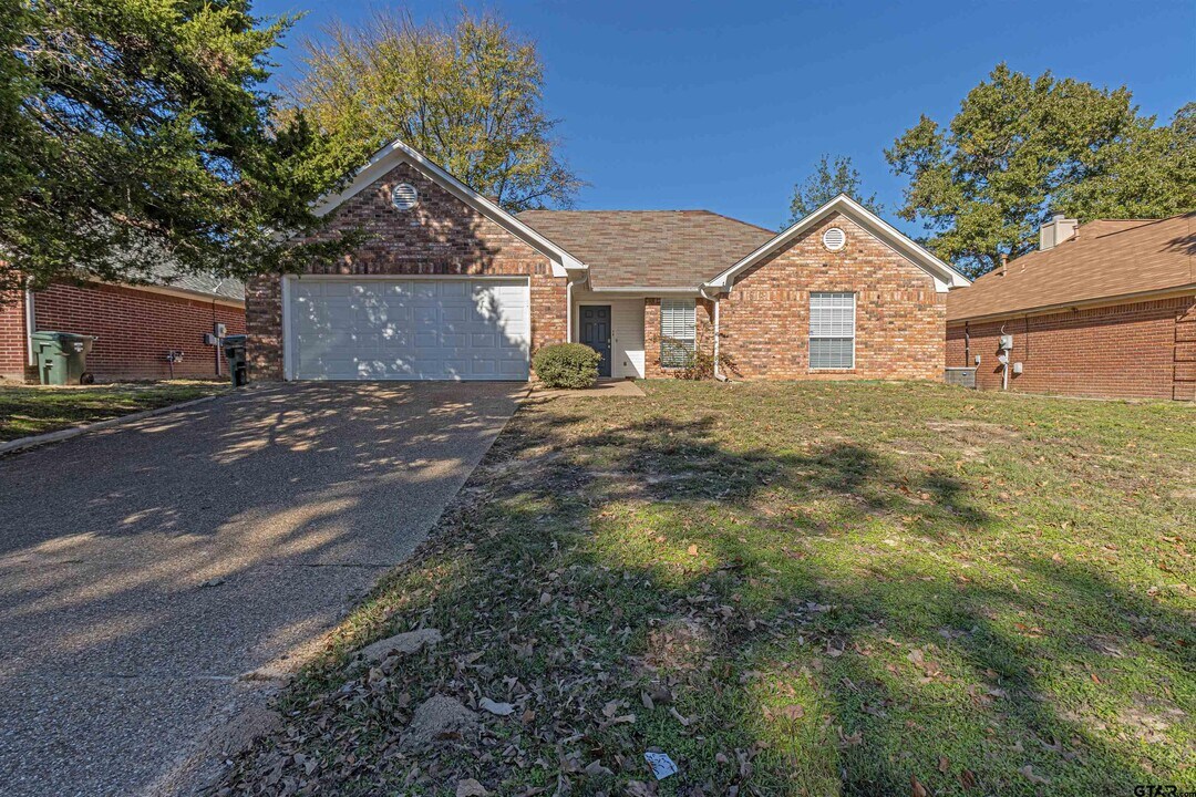 5605 Calais Drive in Tyler, TX - Foto de edificio