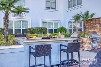 909 Camden Grandview Rd in Charlotte, NC - Foto de edificio - Building Photo