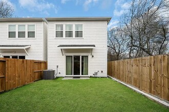 6814 Burkett St. in Houston, TX - Foto de edificio - Building Photo
