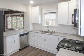 7349 Tippecanoe Rd, Unit A in Canfield, OH - Foto de edificio - Building Photo