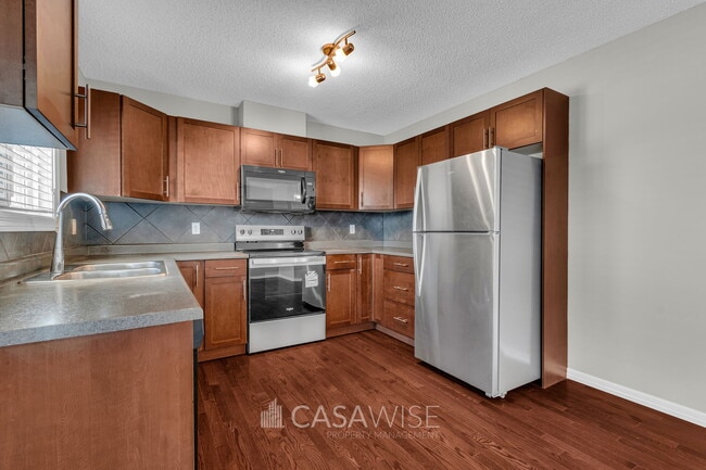 655-655 Tamarack Rd NW in Edmonton, AB - Building Photo - Building Photo