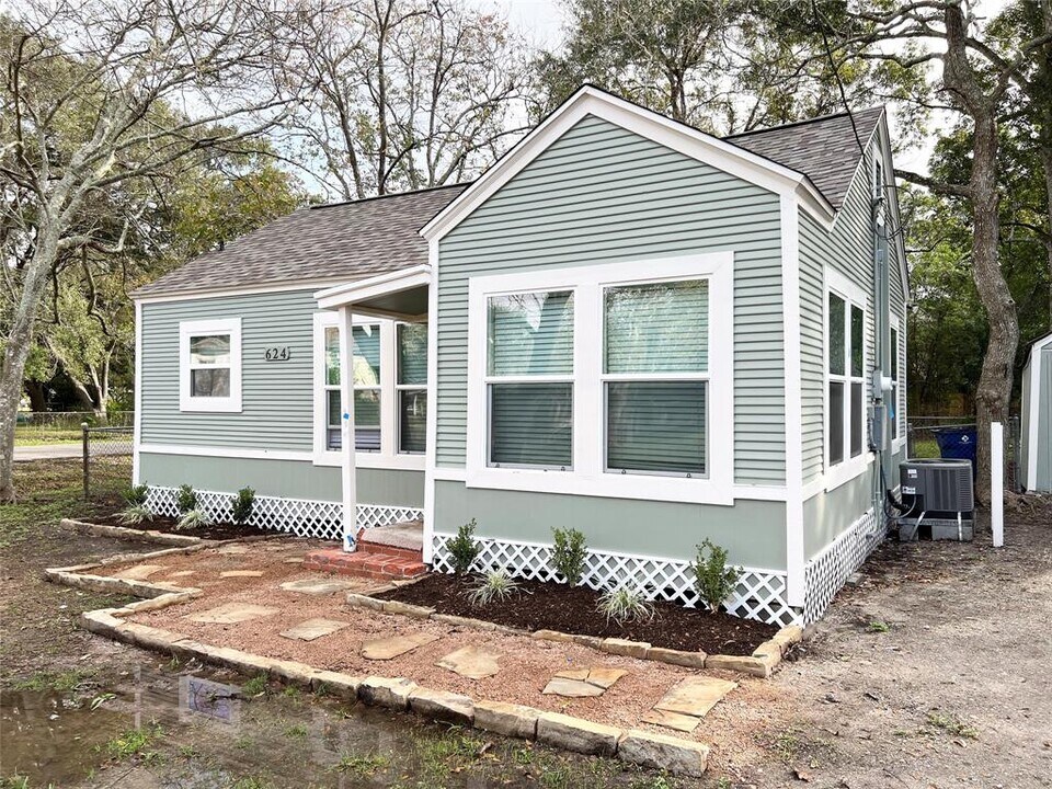 624 E Magnolia St in Angleton, TX - Building Photo
