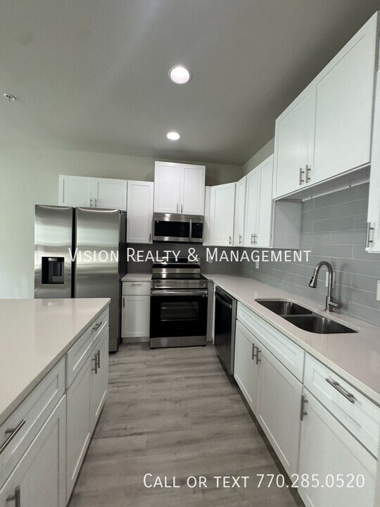 8330 Triple Crown Dr in Douglasville, GA - Foto de edificio