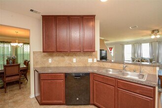 9930 Swallow Dr in Conroe, TX - Foto de edificio - Building Photo