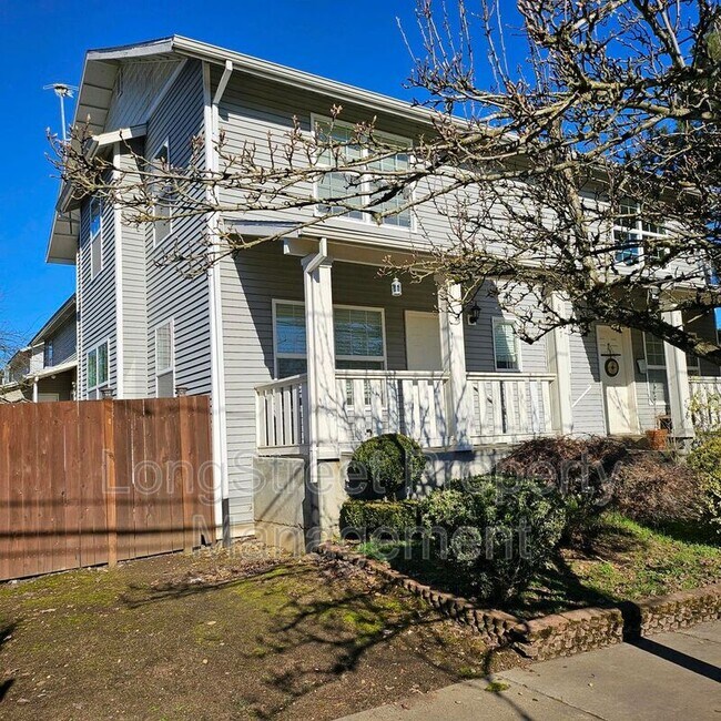 8327 SE Lambert St in Portland, OR - Building Photo - Building Photo