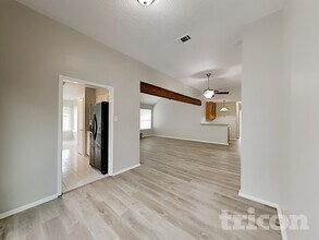 1110 Poppets Way in Crosby, TX - Foto de edificio - Building Photo