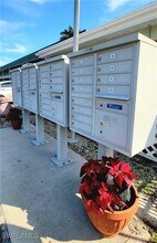 300 Valley Stream Dr in Naples, FL - Building Photo - Building Photo