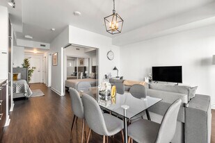 25 York St in Toronto, ON - Building Photo