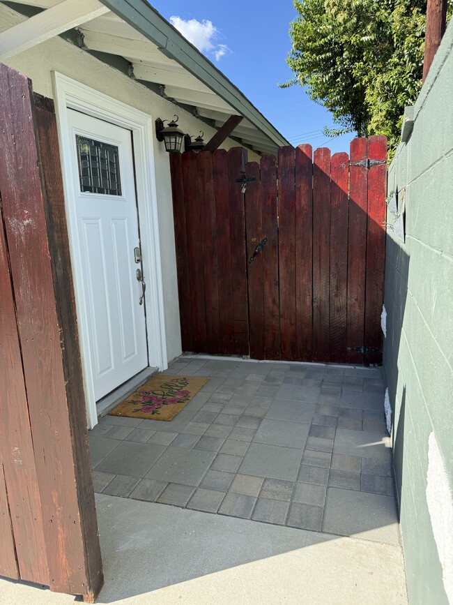 6517 Gazette Ave in Los Angeles, CA - Building Photo - Building Photo