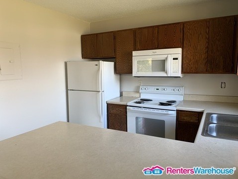 1035 Division St E in St. Cloud, MN - Foto de edificio - Building Photo
