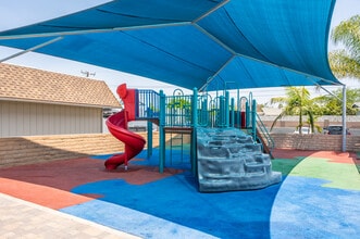 Summer Crest Apartments in Anaheim, CA - Foto de edificio - Building Photo