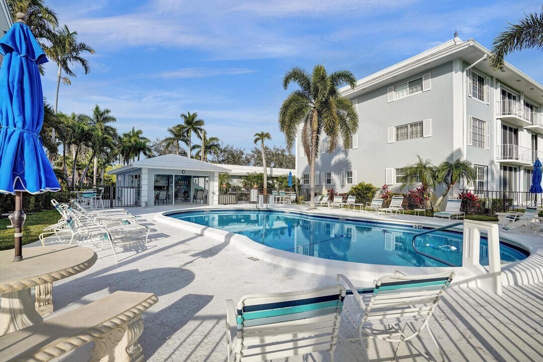 169 Atlantis Blvd in Atlantis, FL - Building Photo