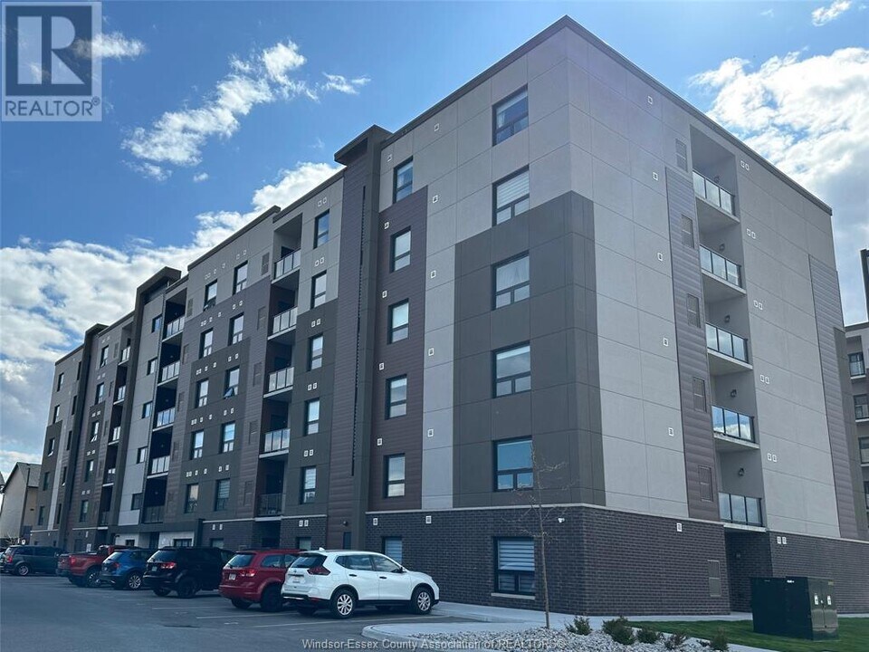 728 Brownstone Dr in Lakeshore, ON - Building Photo