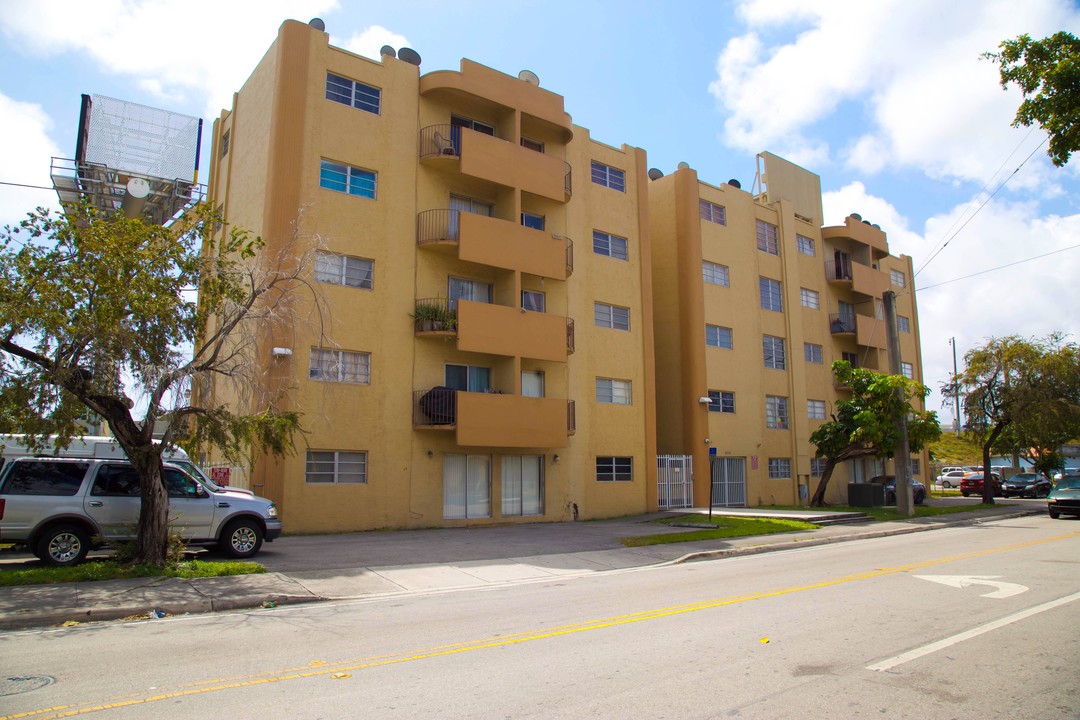 Chase Holdings Apartments in Miami, FL - Foto de edificio