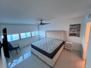 16570 NE 26th Ave in North Miami Beach, FL - Foto de edificio - Building Photo