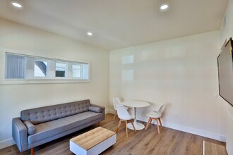 1426 W 27th St, Unit 1428 in Los Angeles, CA - Foto de edificio - Building Photo