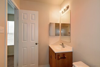 7818 Kingsbury Wood, Unit 3 in San Antonio, TX - Building Photo - Building Photo