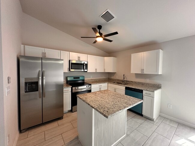 129 NE 6th Ave in Cape Coral, FL - Building Photo - Building Photo