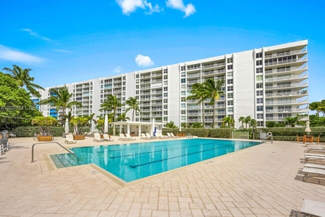 607 Ocean Dr in Key Biscayne, FL - Building Photo - Building Photo