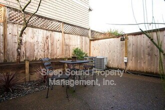1905 NW 24th Pl in Portland, OR - Building Photo - Building Photo