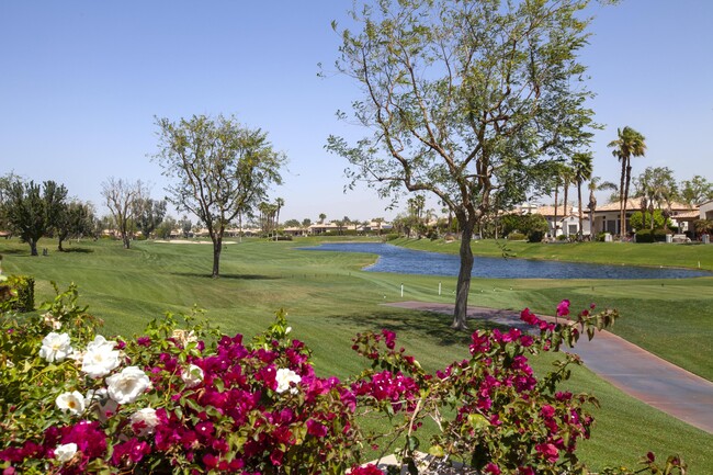 49880 Mission Dr W in La Quinta, CA - Foto de edificio - Building Photo