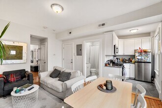 62 W Cedar St in Boston, MA - Foto de edificio - Building Photo