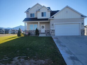 305 Lauren Ln in Tooele, UT - Building Photo - Building Photo