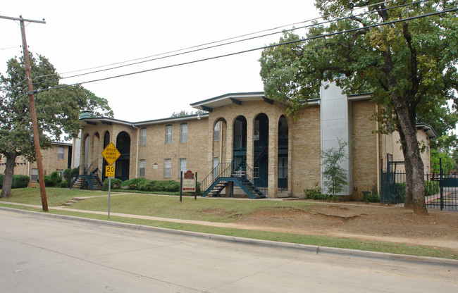 La Hacienda Apartments in Fort Worth, TX - Building Photo - Building Photo