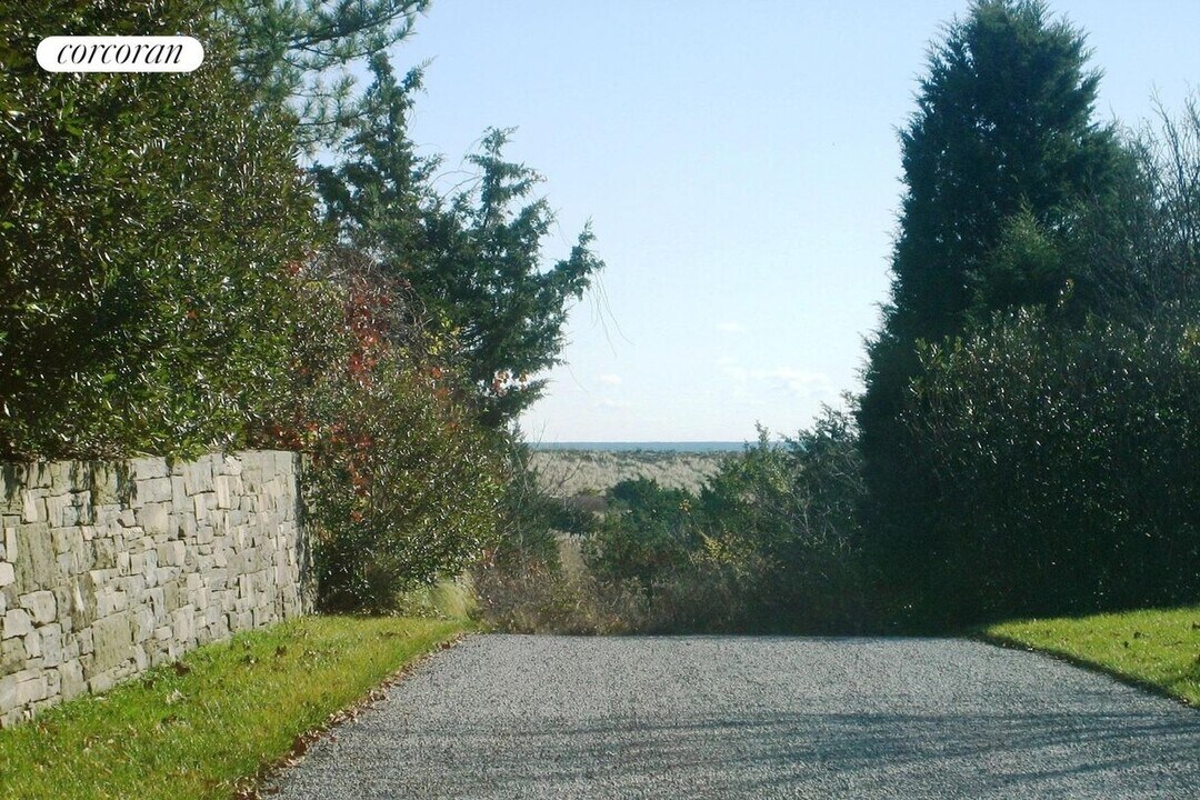 350 Bluff Rd in Amagansett, NY - Building Photo