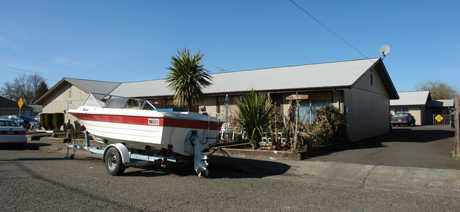 805 SE 12th Ave in Albany, OR - Foto de edificio - Building Photo