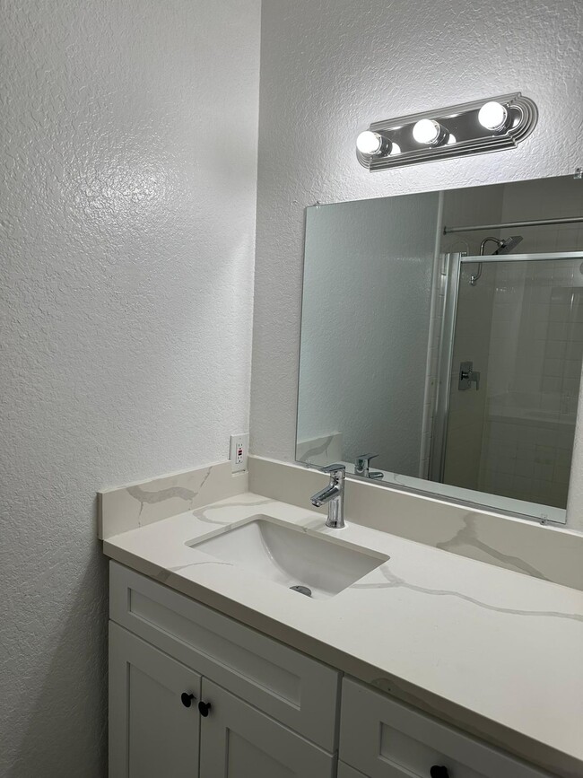 38551 10th Pl E, Unit A in Palmdale, CA - Foto de edificio - Building Photo