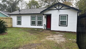 8226 Darlington Dr in Houston, TX - Building Photo