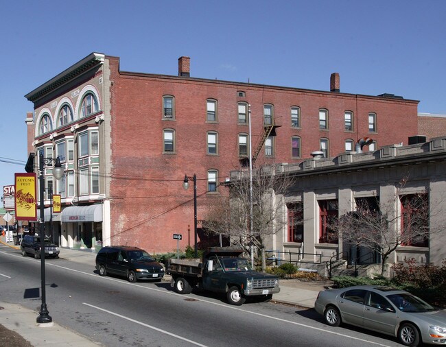325 Main St in Woonsocket, RI - Building Photo - Building Photo