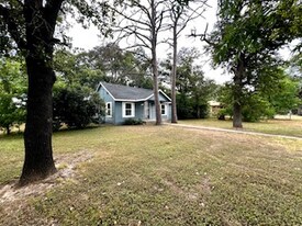 300 N Oak Dr in Waco, TX - Building Photo