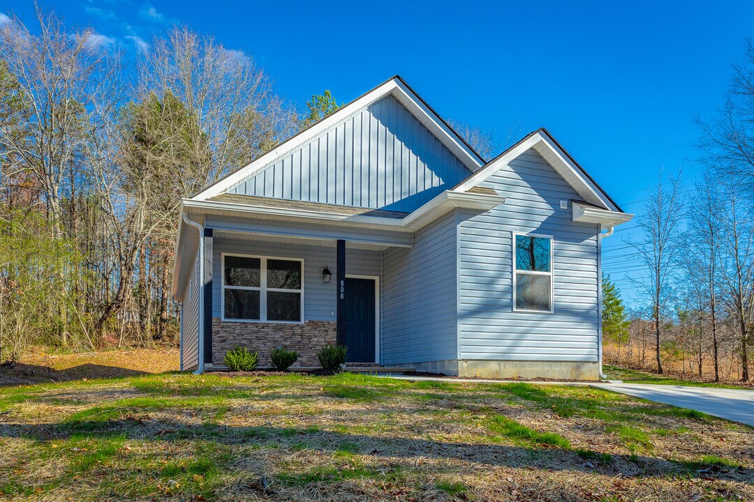 808 Hogan Rd in Rossville, GA - Foto de edificio