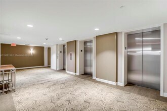 2333 Brickell Ave in Miami, FL - Building Photo - Building Photo