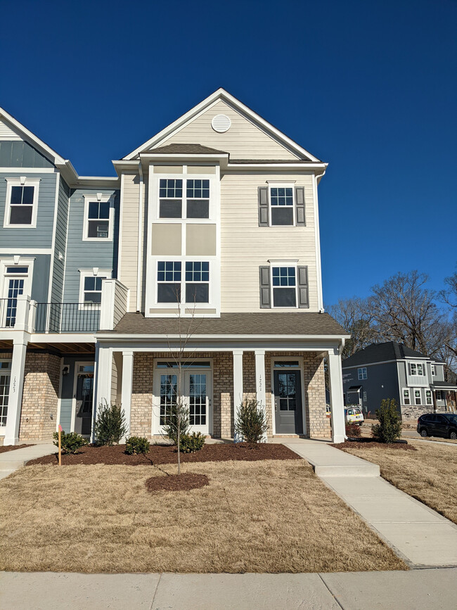 1221 Herb Garden Way in Apex, NC - Foto de edificio - Building Photo