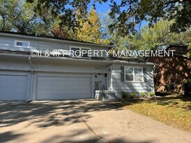 9508 Outlook Dr in Overland Park, KS - Building Photo