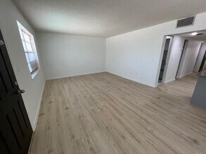 6050 SW 27th St in Miramar, FL - Building Photo - Building Photo