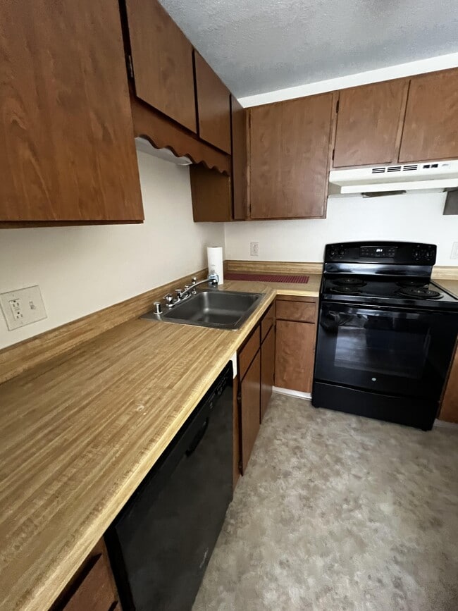 812 Court St in Keene, NH - Building Photo - Building Photo