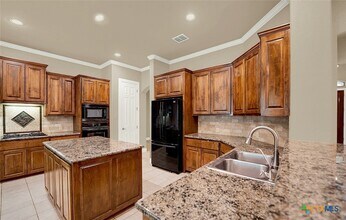 8815 Cherokee Path in Garden Ridge, TX - Foto de edificio - Building Photo