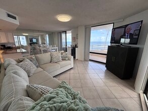 3023 S Atlantic Ave, Unit 205 in Daytona Beach Shores, FL - Foto de edificio - Building Photo