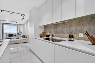 700 NE 23rd St in Miami, FL - Foto de edificio - Building Photo